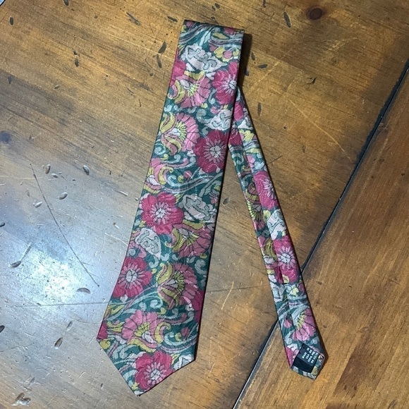 Gino Pompeii Other - Gino Pompeii shiny pink and green floral necktie